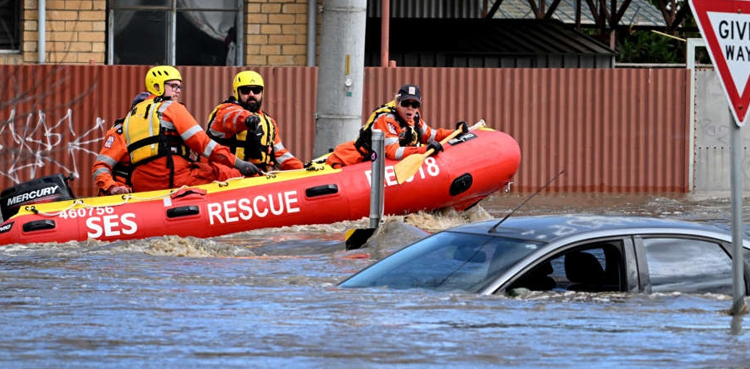 Flood victims stranded, downpours, Australia