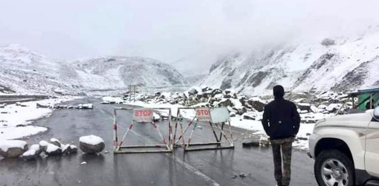 robbers loot family babusar top