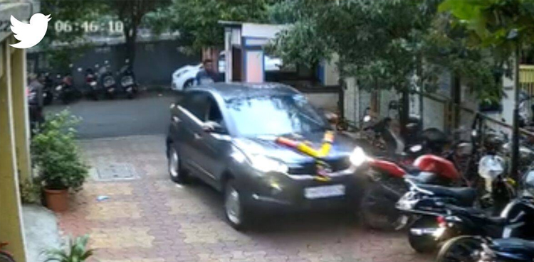 Viral video, Grand arrival, car, parked bikes