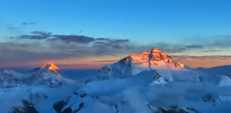 Mount Everest guides climbers