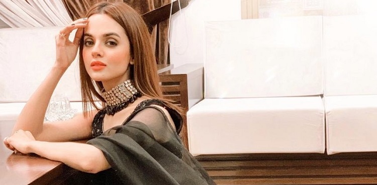 komal meer viral instagram pictures