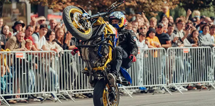 Arūnas Gibieža, no-hands motorcycle wheelie, world record, viral