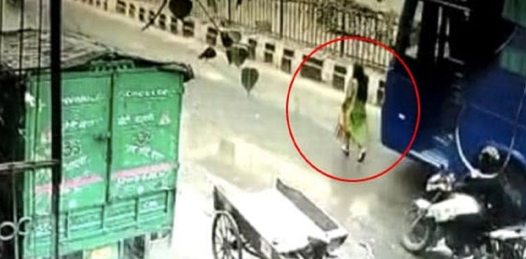 Woman dies, bus runs, video, Twitter