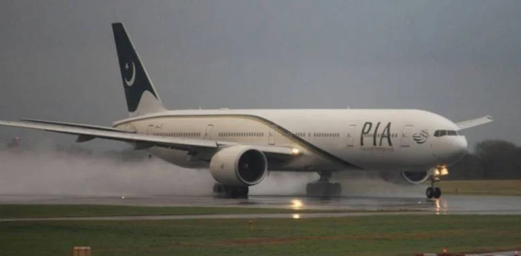 PIA flight escapes accident, Lahore flight