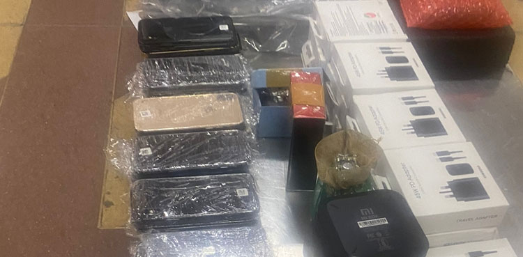 customs-seizes-cellphones-karachi-airport