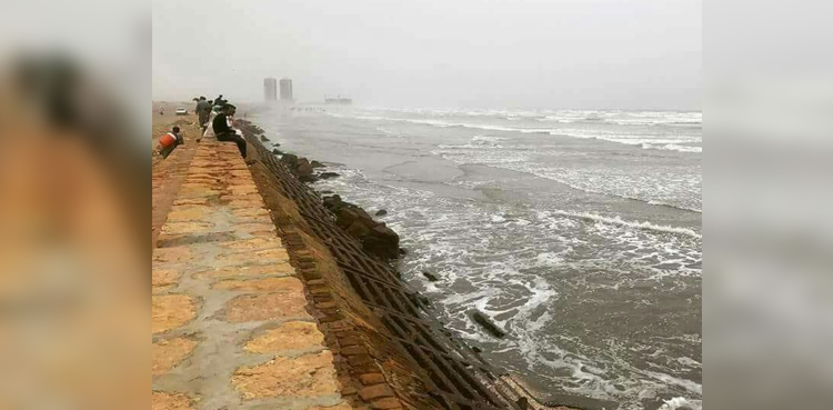 Girl jumps into Karachi beach, Karachi Seaview suicide, Sara Malik suicide
