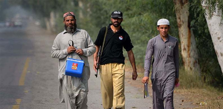 policemen, polio vaccination team, attack, DI Khan
