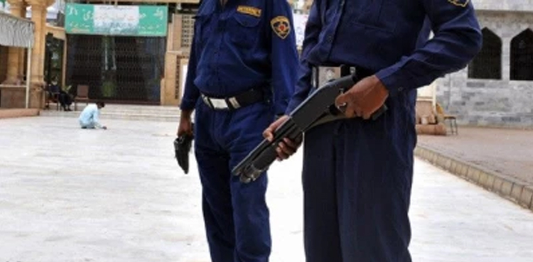 Security guard, guns down, dacoit, Karachi