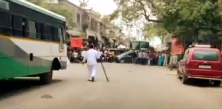An incident was reported from India's Kurnool city where a maniac came out on the road with an iron rod and attacked multiple vehicles.
