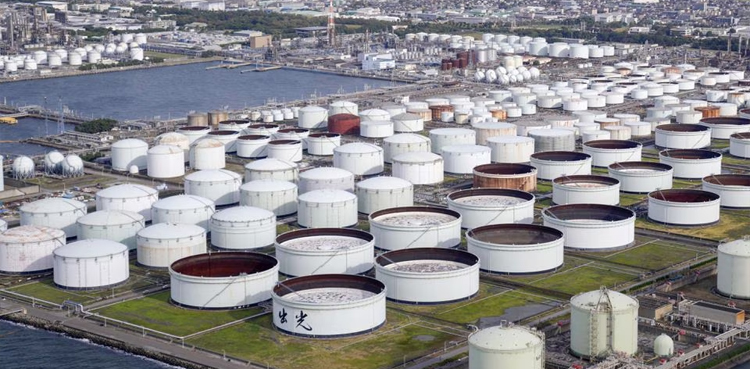 Oil slumps, banking fears mount,