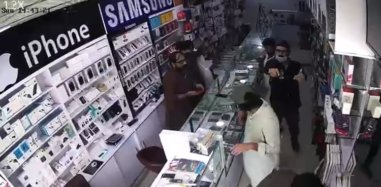 Rickshaw gang, Karachi dacoity, mobile shop robbery