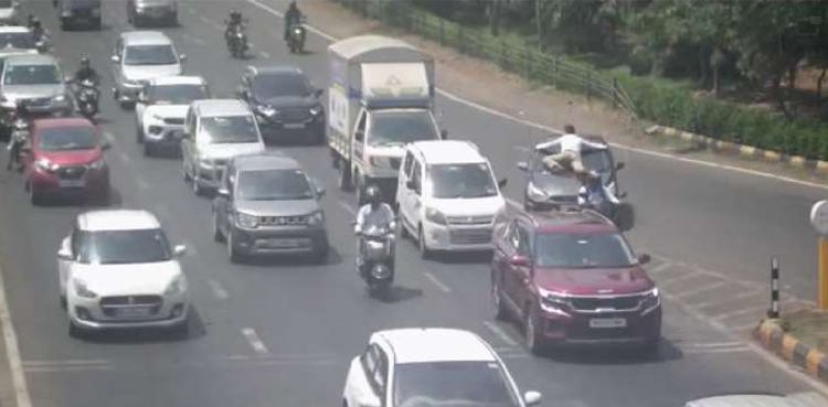 Man drags traffic cop, car bonnet, 19-kms, arrested,