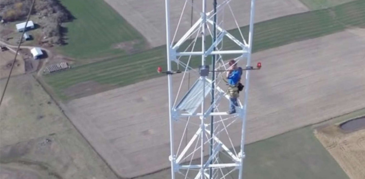 Viral, viral video Man climbs,