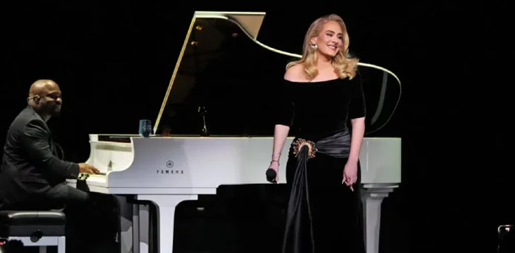 Adele, pauses concert, reflect tragic, Titanic sub incident
