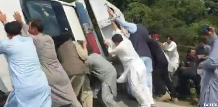 Police van accident, Amir Muqam convoy