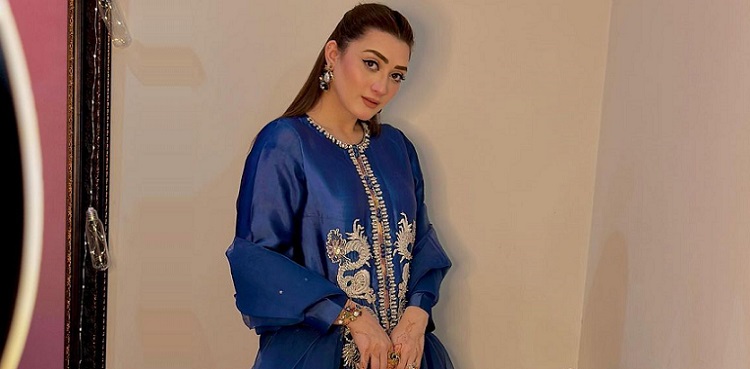 Momina Iqbal, social media