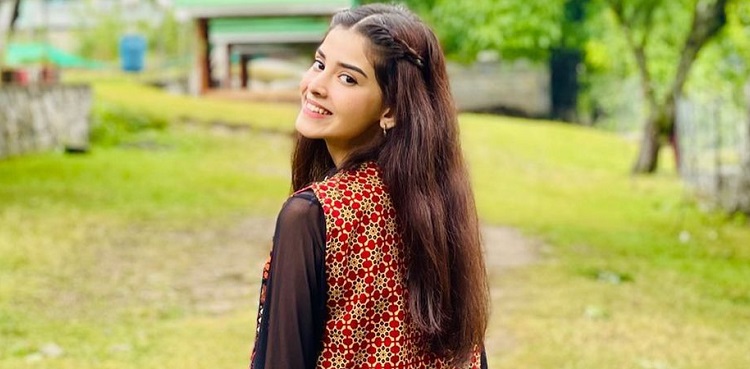zainab shabbir viral vacation pictures