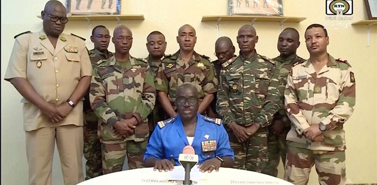 France evacuates citizens, Niger