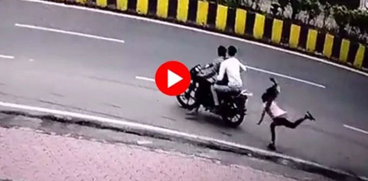 girl dragged on road, robbery, viral video
