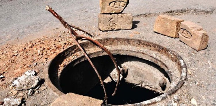 sanitation workers dead, cleaning sewage line, Pakistan