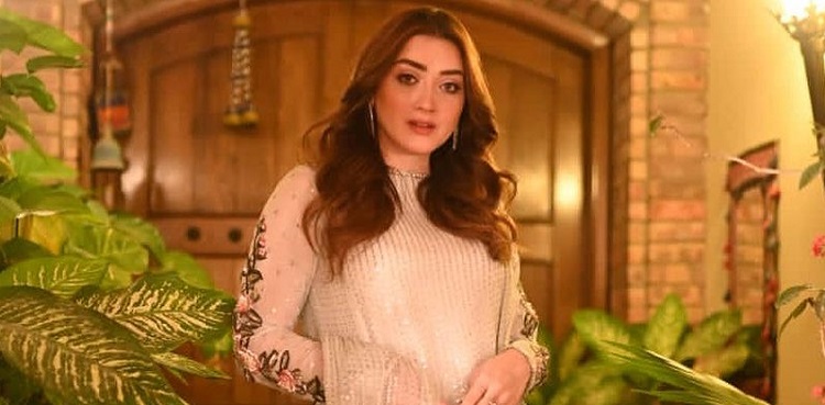momina iqbal viral pictures