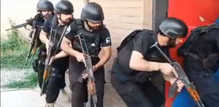 Four, dacoit gang operatives, arrested in Karachi