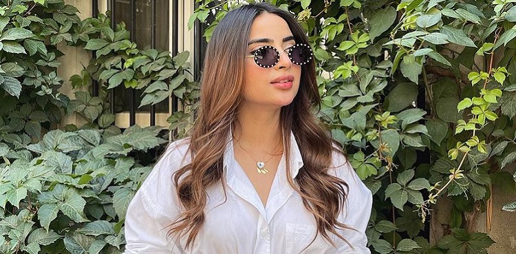 saboor aly viral vacation pictures