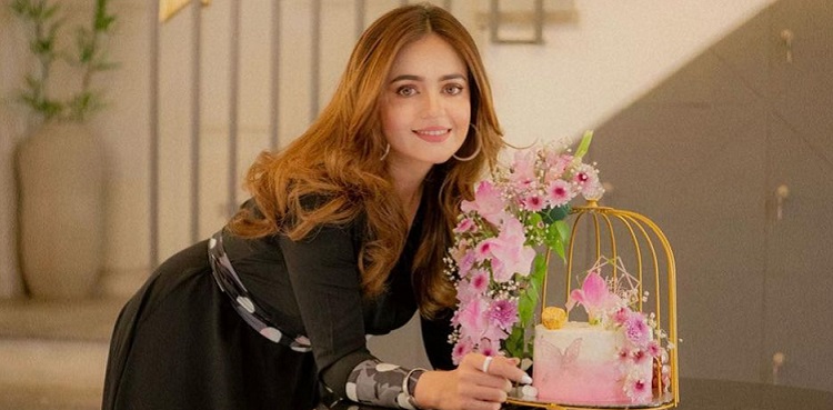 sumbul iqbal viral birthday pictures
