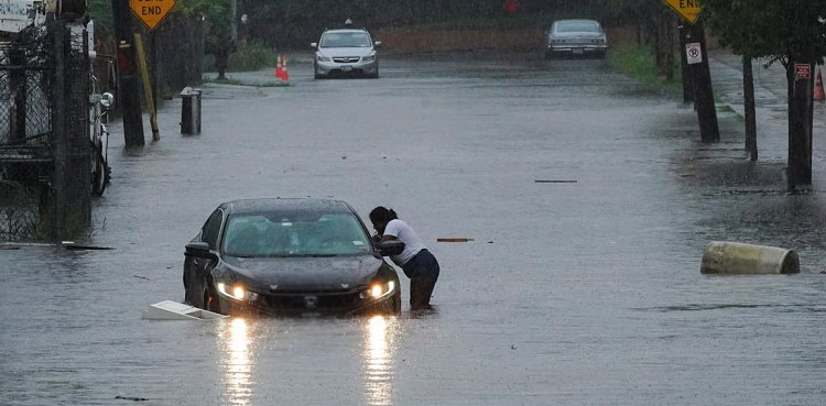 New York flooded by heavy rains, subway partly paralyzed