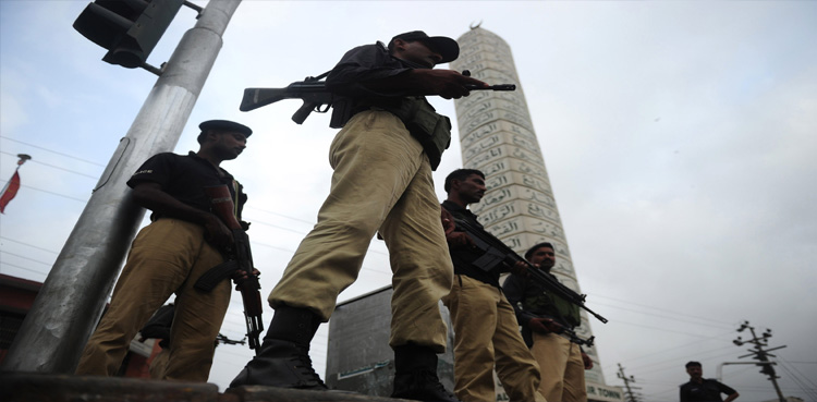 Robbers, loot, passenger bus, Karachi