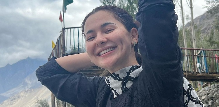 hania aamir viral vacation pictures