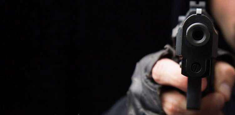 young man robbery, Karachi, robbers resistance