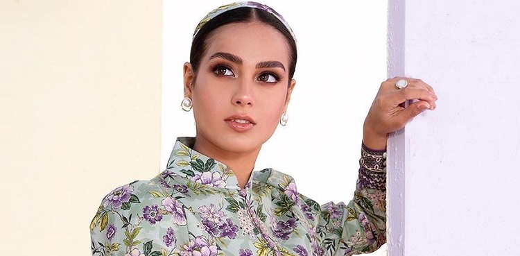 iqra aziz, selfie, instagram, viral pictures