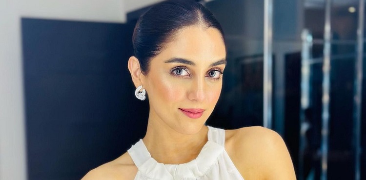 maya ali, viral pictures, instagram, times square new york