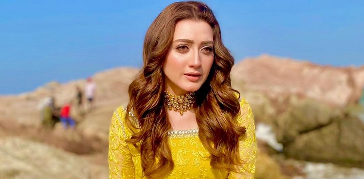 momina iqbal, brother, instagram, viral pictures