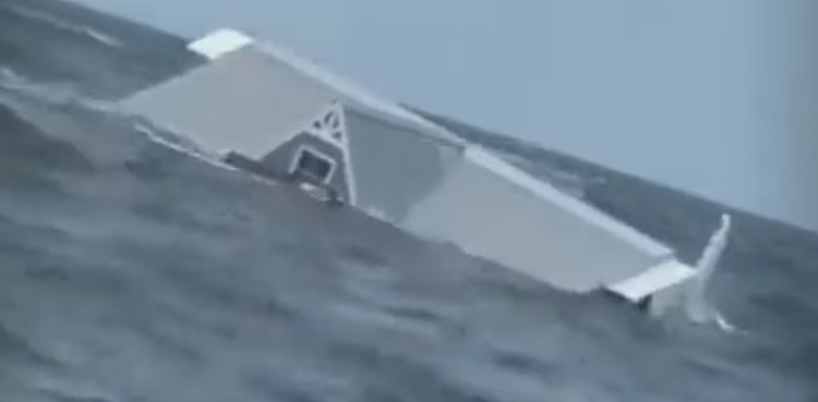 VIRAL VIDEO, House floating, middle of sea