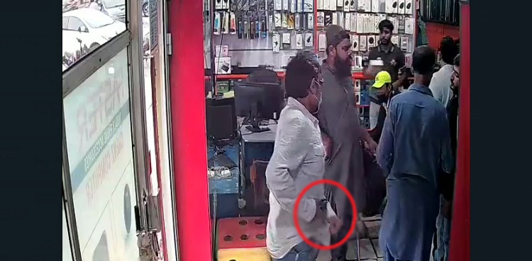 VIRAL CCTV, Video, Shop owner chased, gunned down robber, Karachi