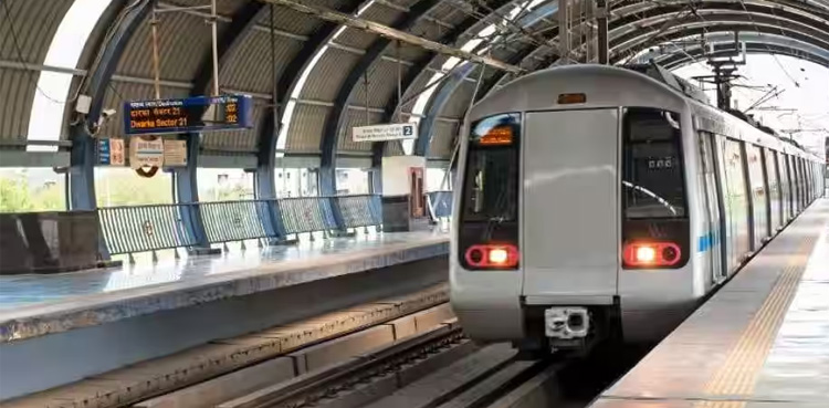 Woman dies in metro, saree gets stuck, Viral,