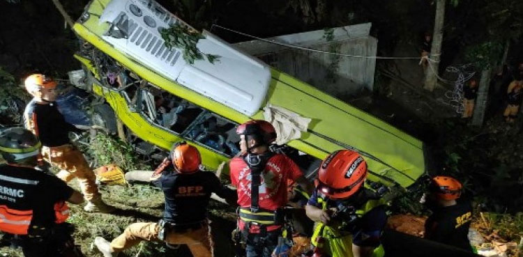 17 people killed in Philippines bus crash