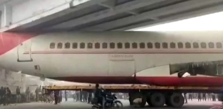 viral video, airplane mishap, stuck under bridge