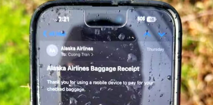 iPhone survives, 16000-foot fall, airplane