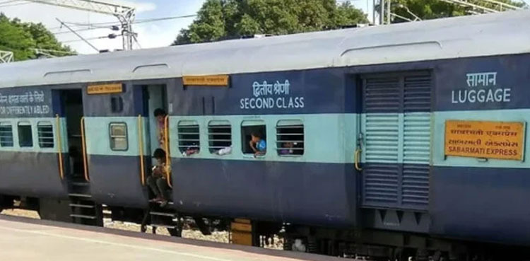 Woman husband dead body, Ayodhya, dead body train
