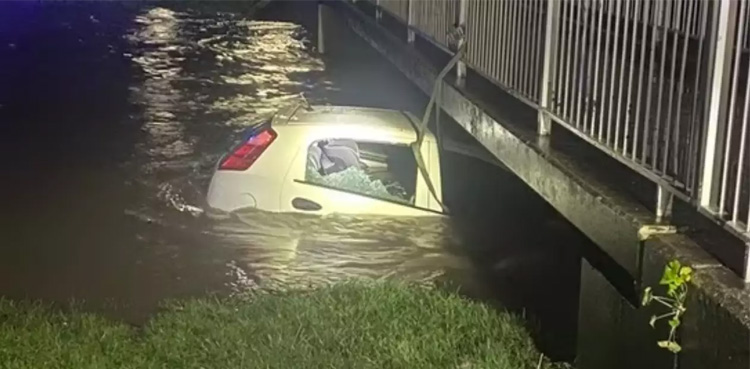 Man risks life, Viral video, woman her kid trapped, trapped in sinking car