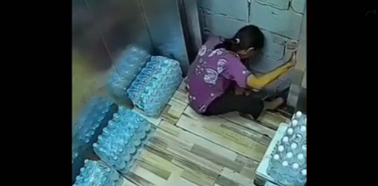 Deaf-mute old man, stuck in elevator, China