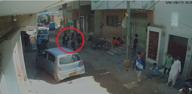 CCTV, Karachi resident, falls victim, robbery outside house