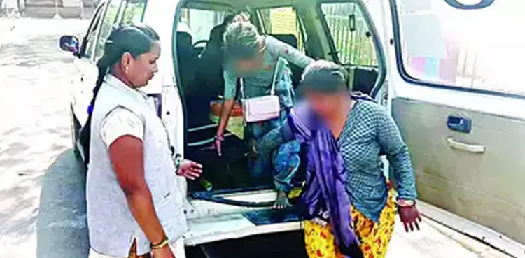 beggar, india, begging, indore, child begging, mother, children begging,viral