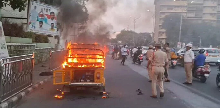 Viral video, Rickshaw driver, set his auto on fire