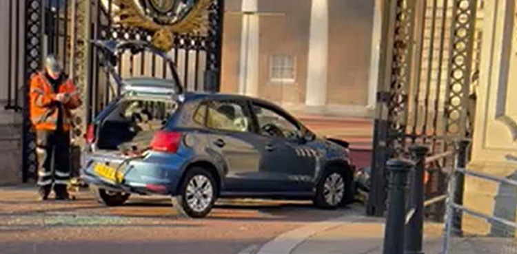 man crashed car, Buckingham Palace gates, Buckingham Palace