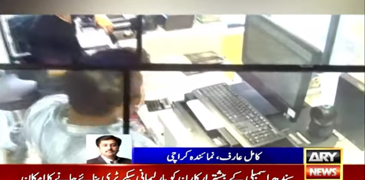 Robber-loot-bakery-police-uniform-Karachi