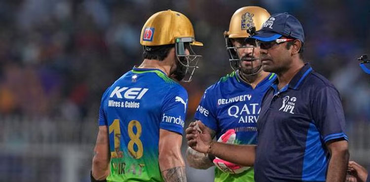 Virat Kohli ball umpire IPL VIRAL